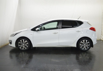 Подержанный автомобиль Kia Ceed Hatchback 2015 года (8 фото)