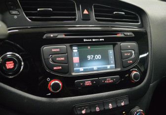 Подержанный автомобиль Kia Ceed Hatchback 2013 года (14 фото)