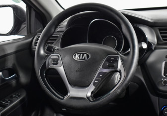 Подержанный автомобиль Kia Rio Sedan 2015 года (13 фото)