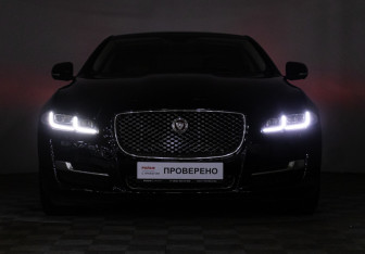 Подержанный автомобиль Jaguar XJ 2016 года (141 фото)