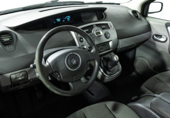 Подержанный автомобиль Renault Scenic 2008 года (11 фото)