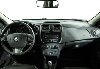 Подержанный автомобиль Renault Sandero 2015 года (13 фото)