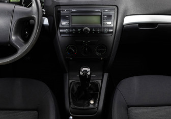 Подержанный автомобиль Skoda Octavia Liftback 2005 года (12 фото)