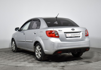 Подержанный автомобиль Kia Rio Sedan 2010 года (7 фото)