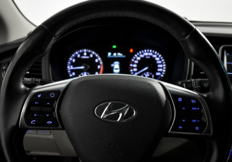 Подержанный автомобиль Hyundai Sonata 2018 года (20 фото)