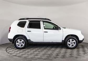 Подержанный автомобиль Renault Duster 2017 года (4 фото)