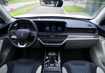 Подержанный автомобиль Hongqi HS5 2024 года (14 фото)