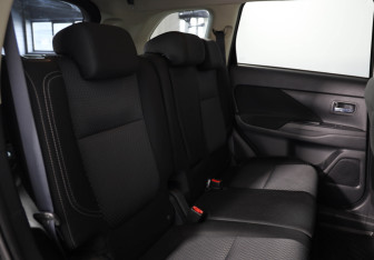 Подержанный автомобиль Mitsubishi Outlander 2019 года (20 фото)