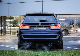 Подержанный автомобиль BMW X5 M 2015 года (6 фото)