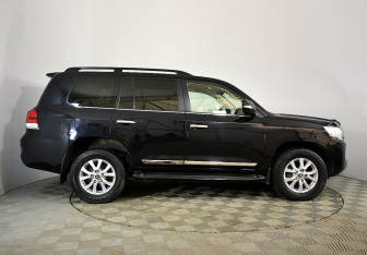 Подержанный автомобиль Toyota Land Cruiser Suv 2015 года (6 фото)