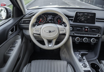 Подержанный автомобиль Genesis G70 2020 года (15 фото)
