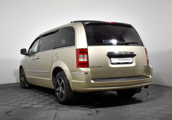 Подержанный автомобиль Chrysler Voyager 2008 года (7 фото)
