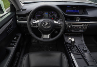 Подержанный автомобиль Lexus ES 2016 года (12 фото)