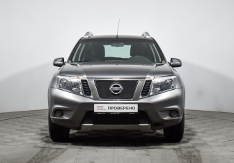 Подержанный автомобиль Nissan Terrano 2015 года (2 фото)