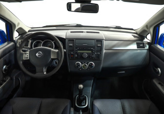 Подержанный автомобиль Nissan Tiida Hatchback 2008 года (9 фото)