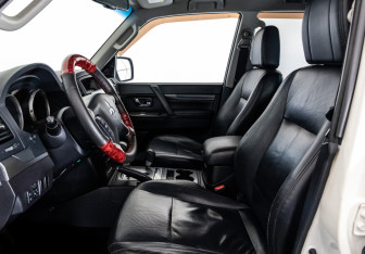 Подержанный автомобиль Mitsubishi Pajero 2011 года (16 фото)