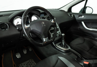 Подержанный автомобиль Peugeot 408 2016 года (11 фото)