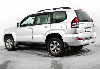Подержанный автомобиль Toyota Land Cruiser Prado 2008 года (7 фото)