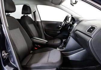 Подержанный автомобиль Volkswagen Polo Sedan 2015 года (16 фото)