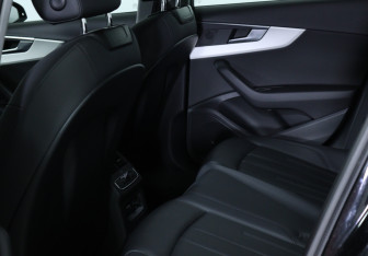 Подержанный автомобиль Audi A4 Sedan 2021 года (20 фото)