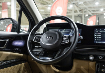 Подержанный автомобиль Kia Carnival 2021 года (20 фото)