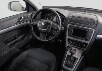 Подержанный автомобиль Skoda Octavia Liftback 2009 года (8 фото)