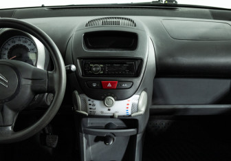 Подержанный автомобиль Citroen C1 2010 года (14 фото)
