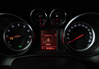 Подержанный автомобиль Opel Astra Hatchback 2013 года (12 фото)