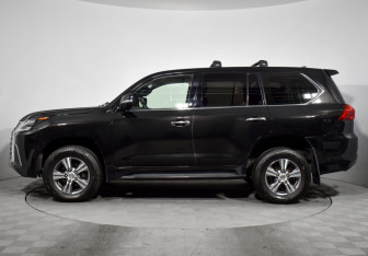 Подержанный автомобиль Lexus LX 2017 года (8 фото)