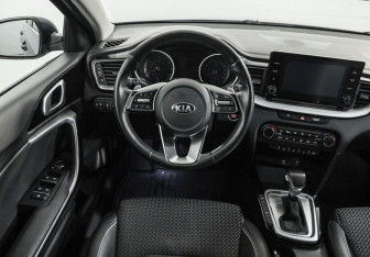 Подержанный автомобиль Kia Ceed Hatchback 2020 года (11 фото)