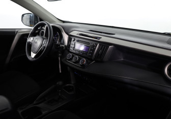Подержанный автомобиль Toyota RAV4 2016 года (13 фото)