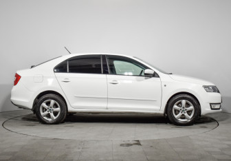 Подержанный автомобиль Skoda Rapid Liftback 2015 года (4 фото)