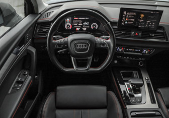 Подержанный автомобиль Audi Q5 2021 года (12 фото)