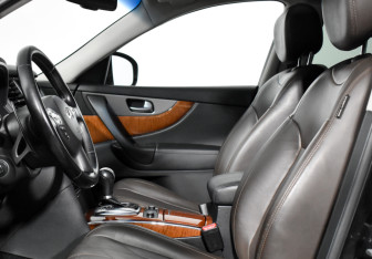 Подержанный автомобиль Infiniti QX70 2014 года (11 фото)