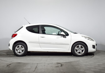Подержанный автомобиль Peugeot 207 Hatchback 2010 года (4 фото)