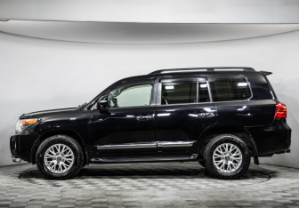 Подержанный автомобиль Toyota Land Cruiser Suv 2013 года (8 фото)