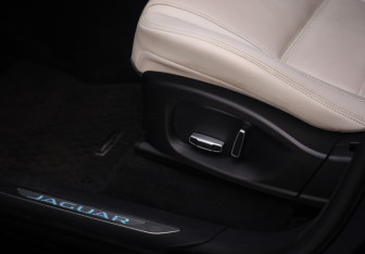 Подержанный автомобиль Jaguar F-Pace 2020 года (28 фото)