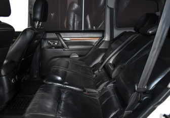 Подержанный автомобиль Mitsubishi Pajero 2007 года (12 фото)