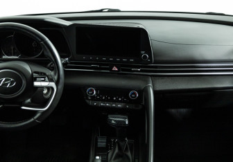Подержанный автомобиль Hyundai Elantra Sedan 2021 года (14 фото)