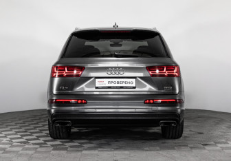Подержанный автомобиль Audi Q7 2015 года (7 фото)