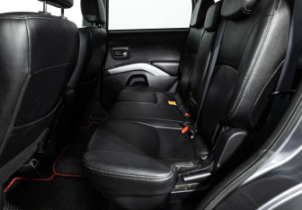 Подержанный автомобиль Mitsubishi Outlander 2012 года (10 фото)