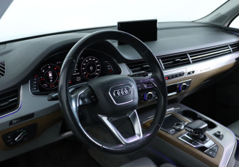 Подержанный автомобиль Audi Q7 2017 года (15 фото)