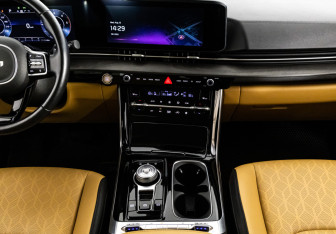 Подержанный автомобиль Kia Carnival 2022 года (12 фото)