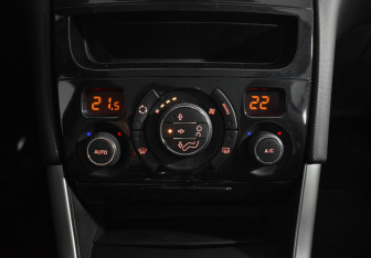 Подержанный автомобиль Peugeot 308 Hatchback 2012 года (16 фото)