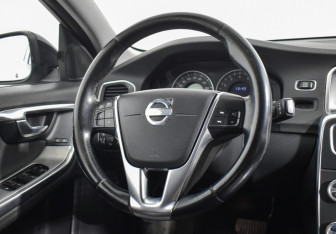 Подержанный автомобиль Volvo S60 2013 года (14 фото)