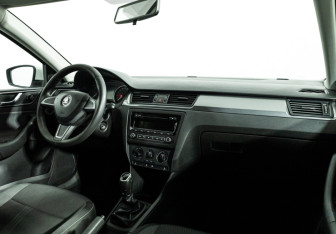 Подержанный автомобиль Skoda Rapid Liftback 2014 года (9 фото)