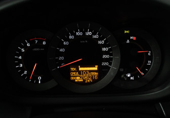 Подержанный автомобиль Toyota RAV4 2011 года (12 фото)