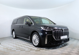 Подержанный автомобиль Voyah Dream 2023 года (3 фото)