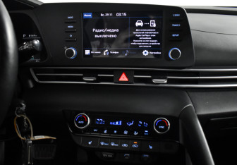 Подержанный автомобиль Hyundai Elantra Sedan 2022 года (16 фото)