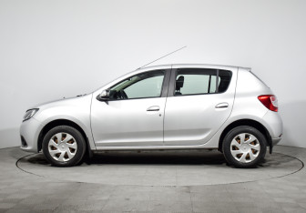 Подержанный автомобиль Renault Sandero 2015 года (8 фото)